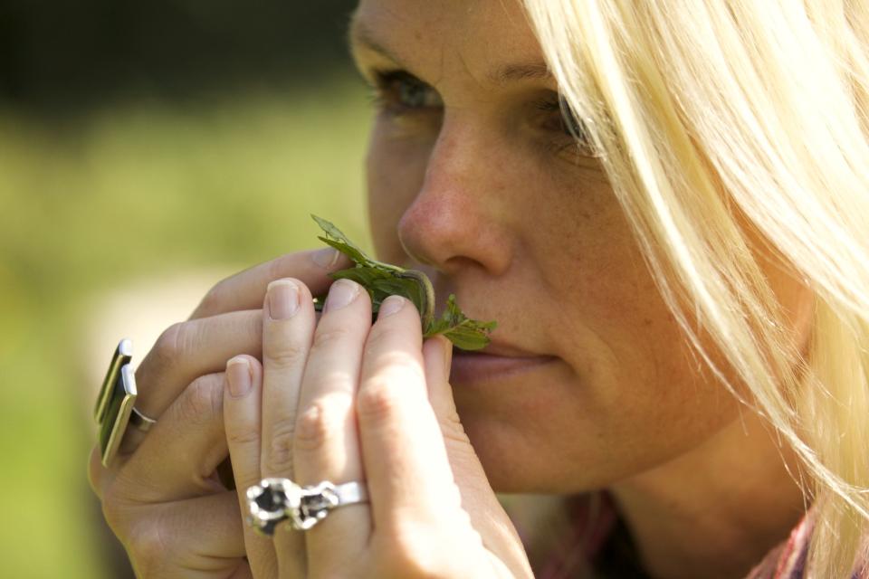 vrouw ruikt aan blad