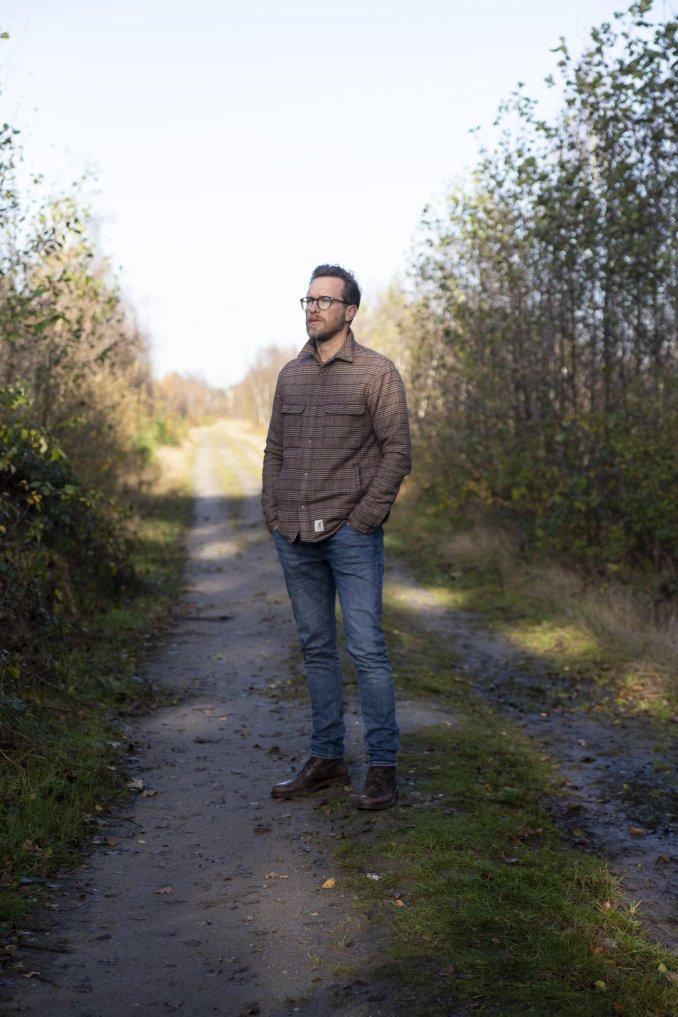 Man op pad in natuurgebied