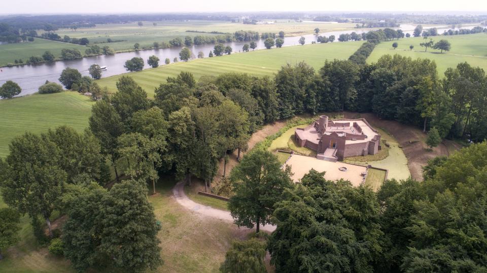 Luchtfoto van kasteelruïne omringd door bos