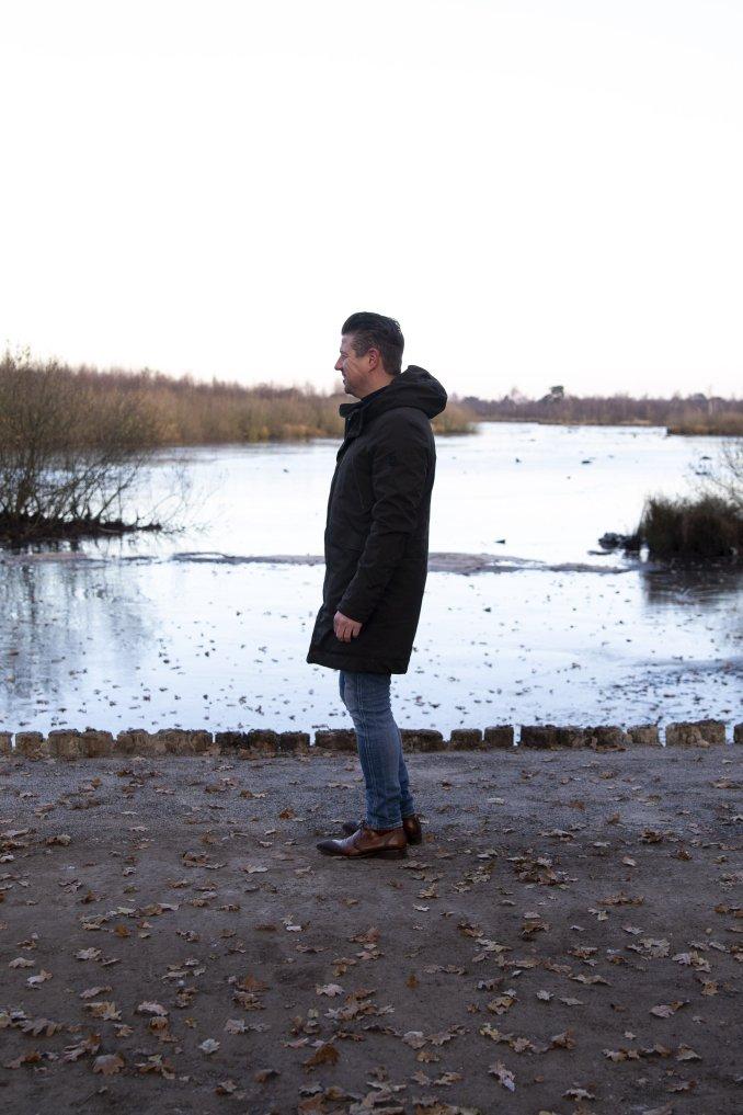 Profielaanzicht van man naast water