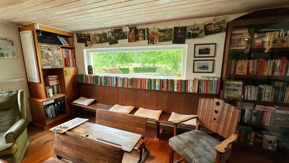 Houten kamer met boekenkasten vol boeken