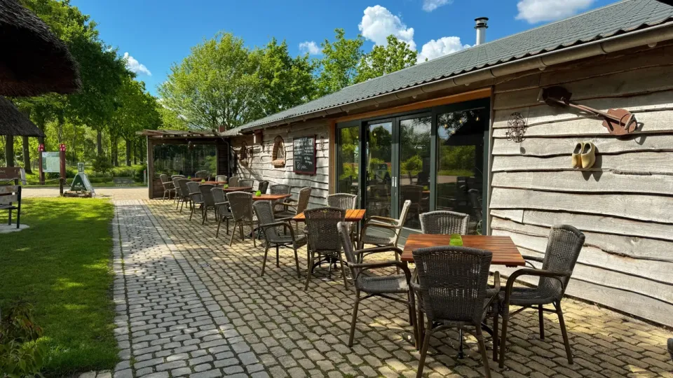 Terras naast houten gebouw met schuifpui