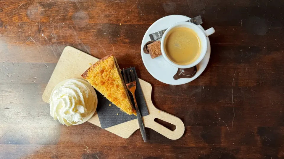 Bovenaanzicht van kop koffie en stuk vlaai