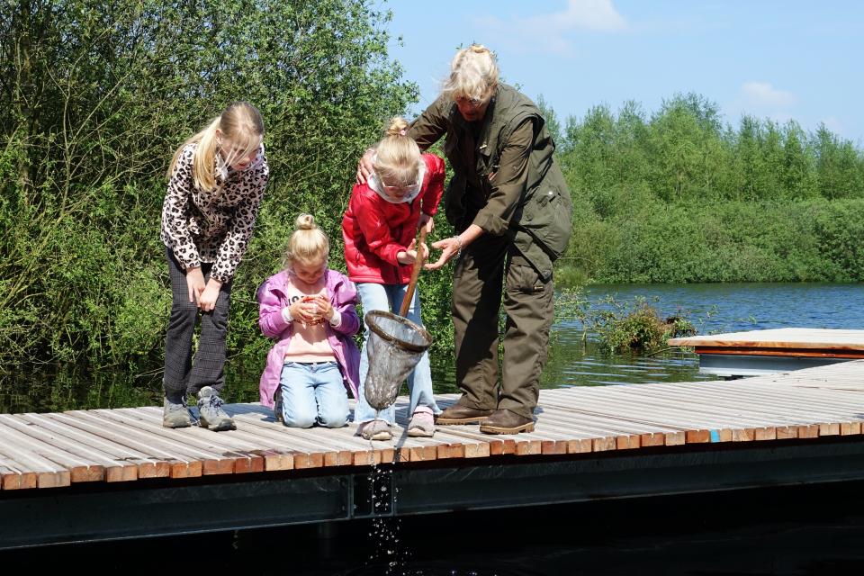 Kinderen scheppen naar waterdiertjes met Peelgids